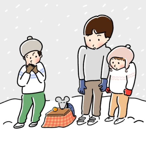 雪の中、3人の子どもとネズミのイラスト