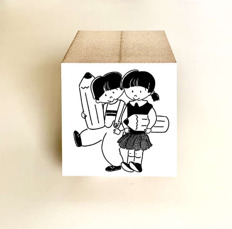えんぴつを抱えた絵柄の四角いはんこ